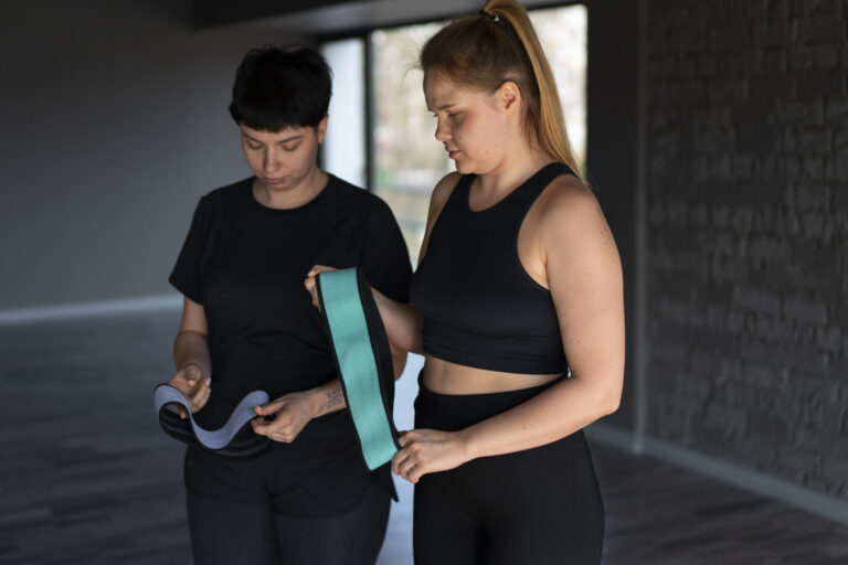 El gimnasio puede parecer intimidante, pero no tienes que enfrentarlo solo. Entrenador ayudando a un principiante en el gimnasio, dándole instrucciones de manera amigable.